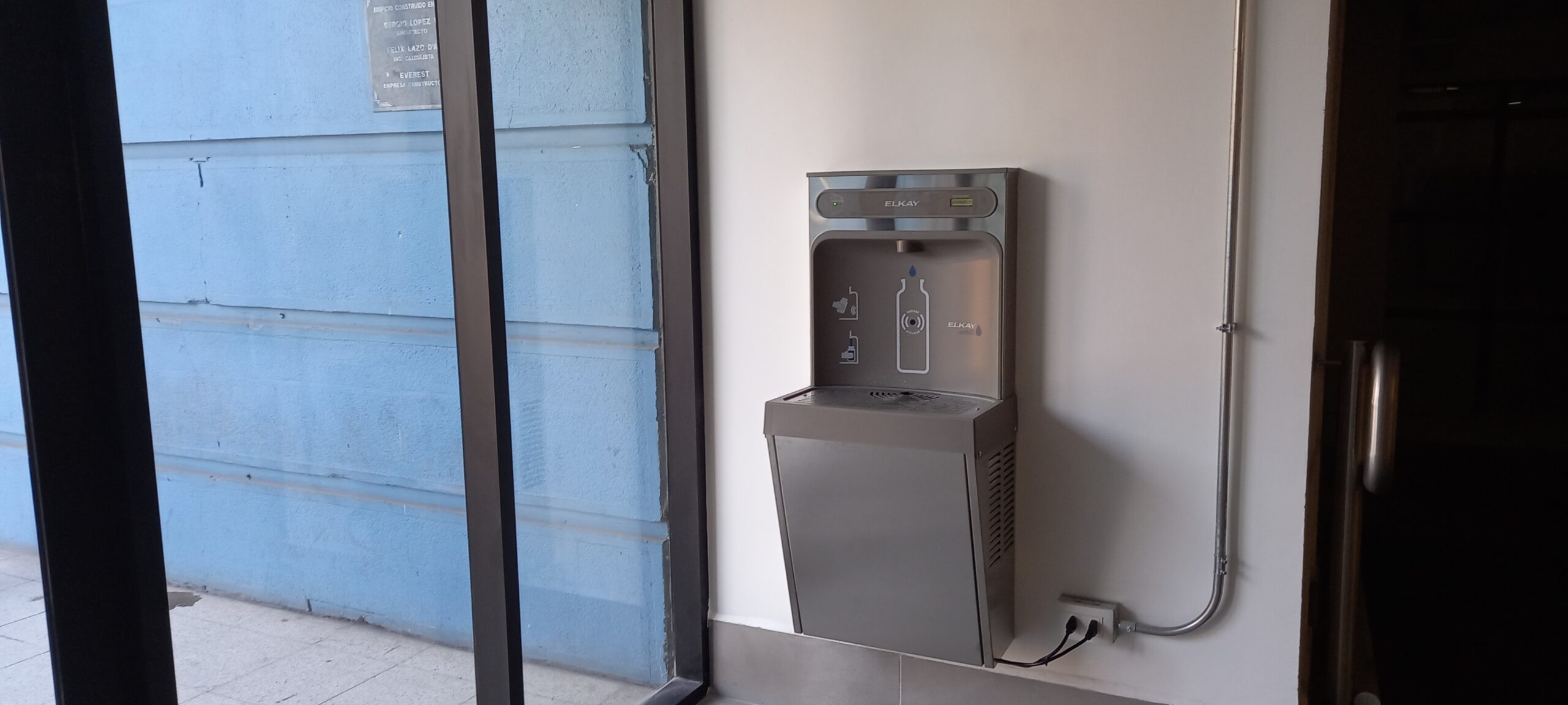 Agua Pura para Todos: Dispensador de Agua Purificada en el Nuevo Edificio de la Universidad Tecnológica Metropolitana